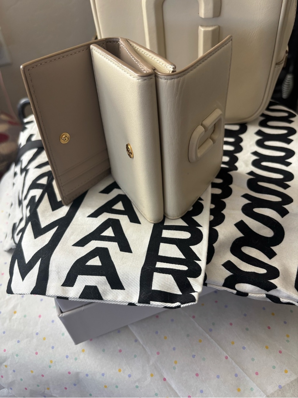 Marc Jacobs THE CUBE Beige matching with Beige WALLET♥️ - Picture 14 of 16